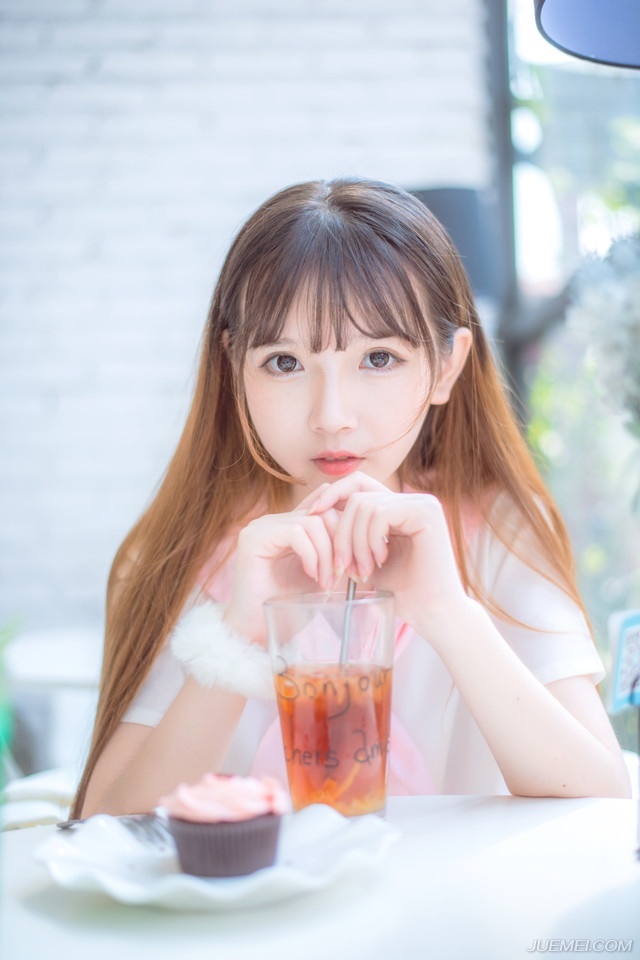 “回援江夏！”陈到冷冷的看了伏德一眼，正看到伏德眼中的愕然，冷哼一声，此刻也顾不了太多，连忙跳上一艘战船，伏德也连忙跟上，现在他终于知道哪里不对了，如果江东兵马之前贸然攻击夏口的话，恐怕会遭殃，但现在……伏德心里默默地松了口气。
